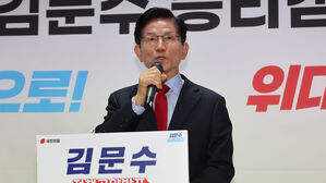 국민의힘 김문수 대선 후보가 10일 서울 여의도 캠프 사무실에서 긴급 기자회견을 열어 당 지도부 주도의 사상 초유 대선 후보 교체 강행에 대한 입장을 밝히고 있다.