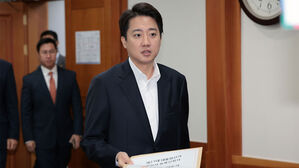 개혁신당 이준석 대선 후보가 10일 경기도 과천 중앙선거관리위원회에서 제21대 대통령선거 후보 등록을 위해 입장하고 있다.