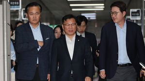 국민의힘 이양수 사무총장이 9일 서울 여의도 국회에서 재개된 국민의힘 김문수 대선 후보와 무소속 한덕수 대선 예비 후보 간의 단일화 협상에 참석하고 있다. 왼쪽부터 유상범 단일화추진본부 위원장, 이양수 사무총장, 신동욱 수석대변인.