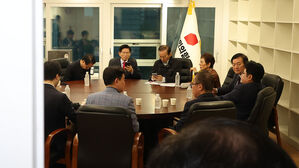 국민의힘 김문수 대선 후보가 10일 서울 여의도 국민의힘 당사 대통령 후보실에서 캠프 관계자들과 사상 초유 대선 후보 교체 강행에 대책을 논의하고 있다.