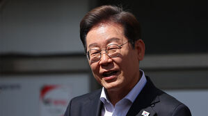 영남 신라벨트 골목골목 경청투어에 나선 더불어민주당 이재명 대선 후보가 10일 경남 창녕군 창녕공설시장을 찾아 즉흥 연설을 하고 있다.