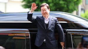 영남 신라벨트 골목골목 경청투어에 나선 더불어민주당 이재명 대선 후보가 10일 경남 의령군 의령전통시장에 도착해 차에서 내리며 지지자들을 향해 인사하고 있다.