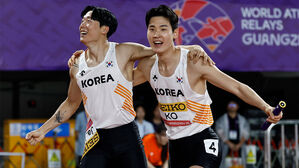 한국 육상 남자 400ｍ 계주팀 앵커 고승환(오른쪽)이 10일 중국 광저우에서 열린 2025 세계육상릴레이선수권에서 38초56에 결승선을 통과한 뒤, 동료 이재성과 함께 기뻐하고 있다. (사진=로이터, 연합뉴스)