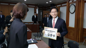 국민의힘 김문수 대선 후보가 11일 경기도 과천 중앙선거관리위원회에서 제21대 대통령선거 후보 등록을 하고 있다. (사진=공동취재, 연합뉴스)