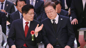 더불어민주당 이재명 대선 후보(오른쪽)와 국민의힘 김문수 대선 후보가 5일 서울 종로구 조계사에서 열린 불기 2569년 부처님오신날 봉축법요식에 참석해 대화하고 있다.