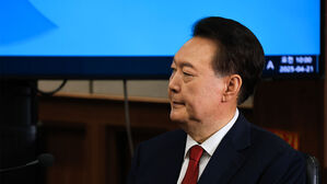 윤석열 전 대통령이 21일 서울 서초구 서울중앙지법에서 열린 내란 우두머리 혐의 형사재판 2차 공판에 출석해 있다. (사진=사진공동취재단, 연합뉴스)