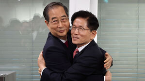 국민의힘 김문수 대선 후보와 한덕수 전 국무총리가 11일 서울 여의도 국민의힘 대선후보 사무실에서 회동을 마친 뒤, 포옹하고 있다. (사진=공동취재, 연합뉴스)