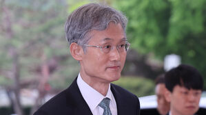 조희대 대법원장이 9일 서울 서초구 대법원으로 출근하고 있다.