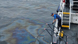 방제 작업 중인 해경 (사진=창원해양경찰서 제공, 연합뉴스)