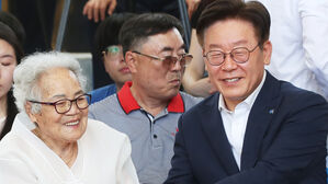 2019년 8월 10일 경기도 광주시 나눔의집에서 열린 '일본군 성노예 피해자 기림일 행사'에서 당시 이재명 경기도지사(오른쪽)가 이옥선 할머니와 인사하고 있다. (사진=연합뉴스)