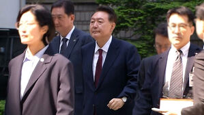 윤 전 대통령 세 번째 재판&hellip;이 시각 법원