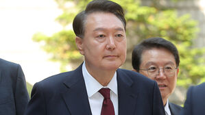 "윤, '총 쏴서라도 끌어내' 지시"&hellip;수방사령관 부관 법정 증언