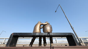 27일 오후 서울 마포대교에 자살 예방을 위한 '한 번만 더' 동상이 설치돼 있다. (사진=연합뉴스)