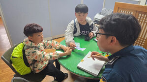 천 원 한 장 못 지나친 '동심'&hellip;의령 초등생, 주운 지폐 경찰 신고