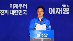 기자간담회 하는 김민석 상임공동선대위원장(사진=연합뉴스)