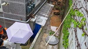 폭우로 금천구 주택가 공사장 담장 붕괴&hellip;토사에 17세대 대피