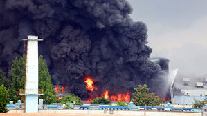 17일 오전 광주 광산구 송정동 금호타이어 광주공장에서 불이 나 검은 연기가 치솟고 있다.