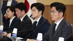 국민의힘 김문수 대선 후보가 17일 광주 서구 김대중컨벤션센터에서 열린 현장 선거대책위원회 회의에서 발언하고 있다.