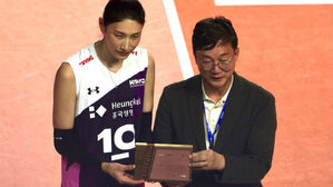 김연경, 세계여자배구올스타 경기서 안산시 공로패 받아