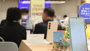 지난달 25일 서울 한 SKT 대리점에서 고객들이 상담을 기다리고 있다.