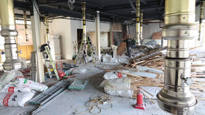 폐업한 고깃집에서 철거 작업 중인 모습