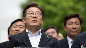 더불어민주당 이재명 대선후보가 17일 광주광역시 동구 금남로에서 열린 5ㆍ18 광주민주화운동 45주기 전야제에 참석해 손팻말을 들고 구호를 외치고 있다.