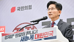 국민의힘 김문수 대선후보가 18일 서울 여의도 국민의힘 중앙당사에서 '경제를 판갈이 합니다-새롭게 대한민국' 경제 공약을 발표하고 있다. (사진=공동취재, 연합뉴스)