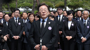 더불어민주당 이재명 대선후보가 18일 광주광역시 북구 국립 5&middot;18민주묘지에서 열린 5&middot;18민주화운동 45주년 기념식에 참석한 뒤 취재진과 만나 인터뷰 하고 있다. (사진=공동취재, 연합뉴스)