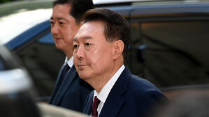 경찰 "경호처 비화폰 서버 기록&middot;윤 전 대통령 휴대전화 확보"