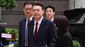 탈당한 윤, 두 번째 포토라인&hellip;'비상계엄 사과' 질문에 묵묵부답