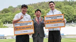 대한육상연맹, 우상혁에게 포상금 지급(사진=대한육상연맹 제공, 연합뉴스)
