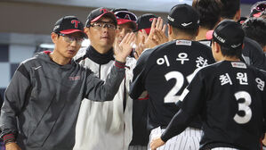 프로야구 LG, 롯데와 1-2위 맞대결서 난타전 끝에 승리