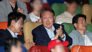 윤석열 전 대통령이 21일 서울 메가박스 동대문에서 영화 '부정선거, 신의 작품인가' 관람을 마친 뒤 박수를 치고 있다.(사진=공동취재, 연합뉴스)