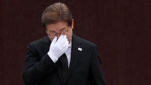 이재명, 노무현 추모하며 눈물&hellip;'민주' 정통성 부각하며 지지층 결집