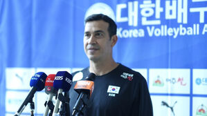 인터뷰하는 여자배구 대표팀의 페르난도 모랄레스 감독(사진=연합뉴스)