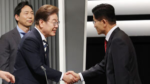 대선 2차 토론회서 악수하는 이재명-김문수 후보(사진=국회사진기자단, 연합뉴스)