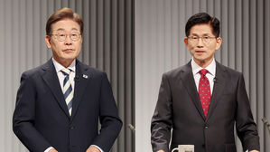 더불어민주당 이재명(왼쪽)&middot;국민의힘 김문수 대선후보가 23일 서울 여의도 KBS 스튜디오에서 열린 제21대 대선 2차 후보자 토론회를 준비하고 있다. (사진=국회사진기자단, 연합뉴스)