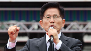 국민의힘 김문수 대선 후보가 24일 경북 구미시 박정희 전 대통령 생가 앞에서 집중유세를 하고 있다. (사진=공동취재, 연합뉴스)