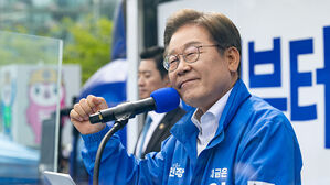 더불어민주당 이재명 대선 후보가 24일 경기 안양시 동안구 평촌중앙공원에서 열린 집중유세에서 시민들에게 지지를 호소하고 있다. (사진=공동취재, 연합뉴스)