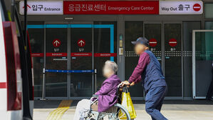 16일 서울 시내 한 대학병원에서 한 환자와 보호자가 응급실 앞을 지나고 있다.