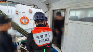 무면허로 배 몰던 40대, 알고 보니 지명수배자&hellip;해경에 체포