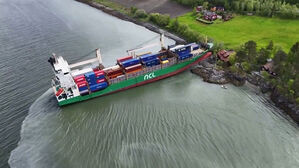 주택 코앞까지 밀려와 '쾅'&hellip;1만톤 컨테이너선 아찔 사고