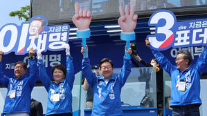 더불어민주당 이재명 대선 후보가 26일 용인시 수지구 단국대 죽전캠퍼스 앞에서 열린 유세에서 손가락 응원봉을 들어보이고 있다.(사진=연합뉴스)