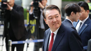 지지자 바라보며 법원 나서는 윤석열 전 대통령(사진=사진공동취재단, 연합뉴스)