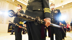 '삼정검 날림 전달' 논란…"차기 대통령이 수여해야" [취재파일]