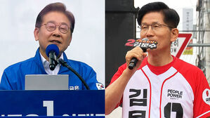 "곶감 상자 받았다" · "거북섬 현실 왜곡"…공방