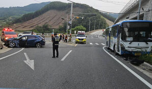 옥천 사거리서 시내버스&middot;승용차 충돌&hellip;11명 부상