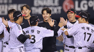 '임찬규 쾌투' LG, 1&middot;2위 대결서 한화 2대 1 꺾고 선두 질주