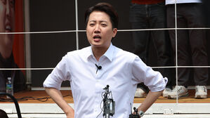 취재진 질문에 답하는 이준석 후보(사진=연합뉴스)