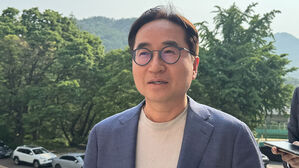 취재진 질문에 답변 중인 장덕현 삼성전기 사장(사진=연합뉴스)